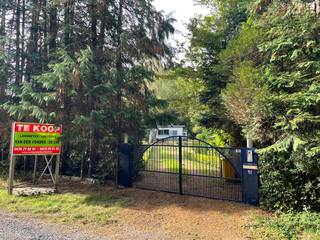 Centraal gelegen doch goed weggestopt temidden de natuur, op het door de bossen slingerende deel van de met grind bedekte Hamerstraat waant men zich in de Ardennen. De prachtige tuin van maar liefst 3530m² is omheind, metalen inkompoort die toegang geeft tot de private oprit is voorzien van videofoon. De woning voorziet in o.a. inkom met gastentoilet, keuken met aanpalende berging, ruime lichtrijke leefruimte, één slaapkamer, badkamer, wasplaats/berging, garage en ruime bijgebouwen/atelier. De vakantiewoning is volledig onderkelderd.
Kom dit pareltje ontdekken en laat u fantasie de vrije loop.
Dit betreft een te renoveren pand.
Info/plaatsbezoek 0473/245102 of info@vandenvonder-decat.be.