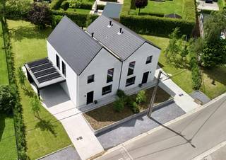 <span>CONTACT </span><br /><span>Jeroen Vandormael: jeroen@vastgoedvalkenborgh.be | 0498/05.76.72 </span><br /><br />Welkom bij deze prachtige nieuwbouwwoning aan de Broekstraat 3 in Stevoort, een dorp waar het heerlijk vertoeven is. <br />Zeer goed gelegen, op wandelafstand van het centrum waar we talrijke winkels, leuke restaurants en toffe boetieks terugvinden. Stevoort staat bekend om de grote solidariteit onder de mensen, een hechte gemeenschap en tal van activiteiten voor groot en klein. <br /><br />Deze woning is een lust voor het oog, met prachtige geveldetails en een eigen karakter. De woning beschikt over een fraai aangelegde, onderhoudsvriendelijke tuin (5 are 37 ca) die zuidgericht is, ideaal voor zonnige namiddagen en gezellige buitenmomenten. <br /><br />De woning is uitgerust met de nieuwste technieken, zoals een warmtepomp, een laadpaal voor uw elektrische wagen en zonnepanelen (8x 370 Wp of 2,96 kWp). <br /><br />INDELING <br />Gelijkvloers: <br />Ruime inkomhal, voorzien van een vestiaire en apart gastentoilet, hall, woonkamer met parketvloer, keuken (volledig geïnstalleerd) met toegang tot het terras, zeer ruime berging met technieken. <br /><br />Eerste verdieping: <br />Eikenhouten trap, ruime en lichtrijke nachthal, 2 ruime twee persoonskamers, een grote kinderkamer en een vierde kamer die naar eigen wens kan worden ingericht, bijvoorbeeld als bureau, dressing of extra slaapkamer (overal parketvloer), een apart toilet en de badkamer voorzien van een ligbad, inloopdouche en dubbele lavabo. <br /><br />Voor extra opbergruimte is er nog een royale zolder beschikbaar. <br /><br />TROEVEN <br />- vlakbij het centrum van Stevoort <br />- prachtige architectuur <br />- gegeerde buurt <br />- nieuwbouw, voorzien van alle laatste nieuwe technieken <br />- volledig geschilderd <br />- carport met fietsenbergplaats <br />- toffe, onderhoudsvriendelijke tuin, volledig aangelegd <br />- 3/4 slaapkamers <br />- scholen vlakbij <br />- veel lichtinval, grote raampartijen <br />- ruime zolder <br />- laadpaal voor elektrische wagen <br />- regenwaterput 7500 liter <br /><br />BEKNOPT<br />Bewoonbare opp: 181 m² <br />E-peil: 3 <br />EPC: 4 kWh / (m² per jaar) – A Label <br />Opp. Perceel: 5a37ca <br />Jaar einde opbouw: 2023 <br />Centrale verwarming: lucht/water warmtepomp <br />Grondprijs: € 170.000 excl. registratierechten <br />Constructieprijs: € 335.000 excl. 21% BTW <br />Totaalprijs incl. registratierechten op grond + BTW op constructie: € 595.750 <br /><br />Meer info: www.vastgoedvalkenborgh.be <br />