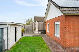 <p>Deze gerenoveerde woning is zeer rustig gelegen vlakbij het centrum van Kortemark.</p>
<p><u>De indeling van deze woning is als volgt:</u></p>
<ul>
<li>Gelijkvloerse verdieping: inkomhal, lichtrijke leefruimte met gaskachel, geïnstalleerde keuken, polyvalente ruimte (kan dienen als ontvangstruimte, bureau...), wasplaats, 3 ruime slaapkamers, apart toilet, badkamer, oprit voor 2 auto's, zonnige tuin met terras en een tuinberging.</li>
</ul>
<span>Extra troeven; energiezuinig C-label - net geen B-label, centrale verwarming op aardgas, overal dubbele beglazing, 28 zonnepanelen en elektriciteit is conform. Daarnaast is het volledige perceel afgesloten.<br /><br /></span>De prijs van 315.000€ is een VANAFprijs. Elk bod gelijk of hoger aan deze prijs wordt voorgelegd aan de verkoper.<br /><br /><span>PLUSPUNTEN:<br />- KWALITATIEF GERENOVEERD<br />- ZONNIGE TUIN<br />- EK CONFORM + ZONNEPANELEN</span>