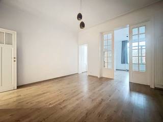 Ideally located near the European Institutions and Montgomery Square, superb 1-bedroom apartment of ± 90m² located on the 1st floor of a...