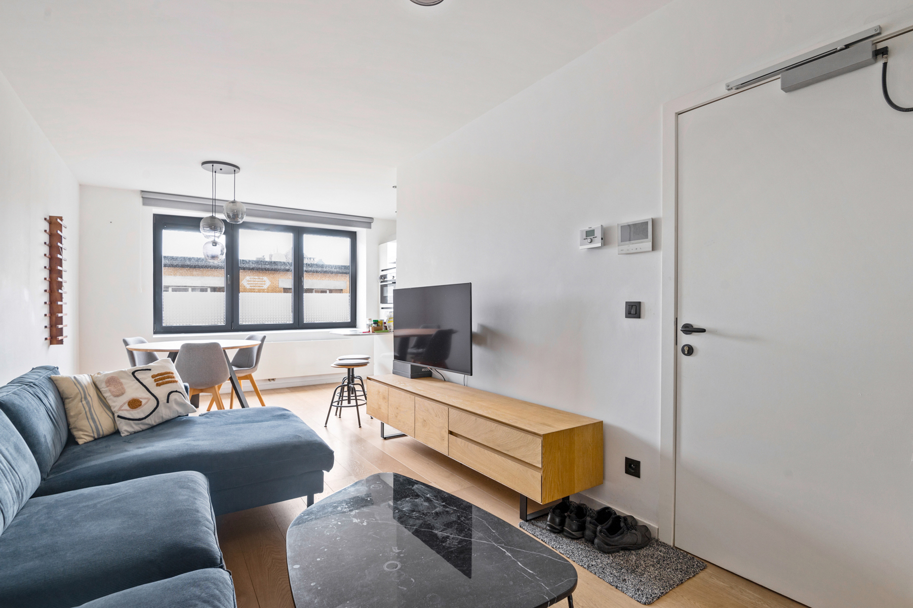 Gerenoveerd en stijlvol appartement met terras! - foto 4