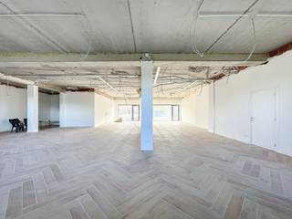 LiggingGelegen in de Emiel Clauslaan te Astene nabij het centrum van Deinze. Een makkelijke verbinding met het openbaar vervoer alsook de...