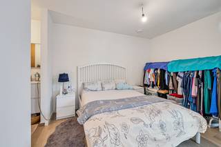 Dit 1 slaapkamer appartement is gelegen in een kleine residentie waar er in totaal slechts 11 appartementen en 11 gelijkvloerse parkeerplaatsen...