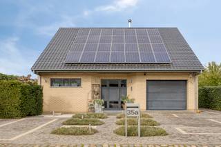 Zeer ruime villa (2002 - 415 m²) met 5 kamers, 2 badkamers, dressing, garage, kelder met ontspanningsruimte, terras met pergola en een mooi...