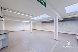 Topgelegen handelspand met groot magazijn en privatieve parking in hartje Oud-Turnhout<br /><br />Ontdek dit recent, kwalitatief afgewerkt handelspand met tal van mogelijkheden voor uw onderneming! Gelegen in het bruisende hart van Oud-Turnhout, beschikt het pand over een grote privatieve parkeerplaats – ideaal voor klanten en personeel.<br /><br />Het ruime pand biedt een licht en flexibel gelijkvloers, terwijl het ondergelegen magazijn zelfs met de auto bereikbaar is, wat het laden en lossen bijzonder praktisch maakt.<br /><br />Daarnaast is er de optie om het aangrenzende handelshuis aan de verbindingsweg bij te kopen, wat extra commerciële kansen en zichtbaarheid biedt.<br /><br />Dit is de perfecte kans voor ondernemers die willen investeren in een strategisch gelegen, instapklaar en veelzijdig pand met enorm potentieel!