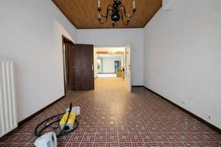 <h3><strong>Ruime woning met sterke basis en veel potentieel</strong></h3>
<p>Deze <strong>ruime woning</strong> is gelegen in de<strong> </strong>Stationsstraat 20 te Adinkerke, op een centrale en vlot bereikbare locatie, op wandelafstand van het station en nabij winkels, scholen en andere voorzieningen.</p>
<p>De woning beschikt over een <strong>zeer ruime bewoonbare oppervlakte</strong> en biedt tal van mogelijkheden om een hedendaagse en comfortabele gezinswoning te creëren. Op het gelijkvloers bevinden zich meerdere leefruimtes die flexibel kunnen worden ingericht, ideaal voor wie houdt van ruimte en openheid.</p>
<p>Op de eerste verdieping zijn er <strong>vier volwaardige slaapkamers</strong>, geschikt voor gezinnen, thuiswerk of hobbygebruik. Daarnaast is er een <strong>grote zolderverdieping</strong> die extra mogelijkheden biedt voor uitbreiding of herinrichting naar eigen wensen.</p>
<p>De woning is ingeplant op een perceel met een <strong>zuidwestgerichte tuin</strong>, waar u kan genieten van de namiddag- en avondzon. Extra troeven zijn de <strong>achteraan toegang (garagestraatje)</strong> en de <strong>ruime tuinberging in metselwerk</strong>, verdeeld over twee niveaus, wat zorgt voor extra opslag- en gebruiksruimte.</p>
<p>Dankzij de <strong>gunstige ligging</strong>, de <strong>grote volumes</strong> en het <strong>sterke renovatiepotentieel</strong> is deze woning een interessante opportuniteit voor wie op zoek is naar een pand dat volledig naar eigen smaak kan worden ingericht, zowel voor eigen bewoning als investering.</p>