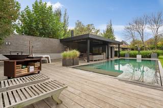 Ruime polyvalente woning met high-end afwerking in het centrum van Rijkevorsel.Kangoeroewonen of een combinatie van wonen en werken zijn hier perfect...