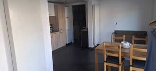 Mooie gerenoveerde woning, recentelijk nog voorzien van een nieuw dak en crepi.Je komt binnen langs achteren in een bescheiden inkomhalletje. Van...