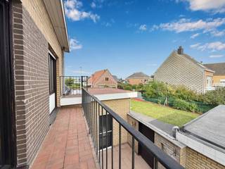 Dit instapklare appartement is gelegen op de 1ste verdieping van een kleinschalig gebouw te Bredene. Het appartement beschikt over: inkomhall met...