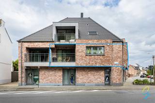 Te koop te Berlare: Instapklaar en energiezuinig appartement op een toplocatie nabij het Dorp<br /><br />Dit recente appartement biedt alle comfort voor wie zorgeloos wil wonen. U beschikt over 2 volwaardige slaapkamers, een ruime en lichtrijke woonkamer met open leefruimte, een aangenaam terras en een praktische indeling. Dankzij de energiezuinige afwerking geniet u van lage energiekosten en optimaal wooncomfort.<br /><br />Extra troeven zijn de private garagebox en de buitenberging, die zorgen voor voldoende opslagruimte. Gelegen op wandelafstand van winkels, horeca en openbaar vervoer, combineert dit appartement een rustige ligging met een uitstekende bereikbaarheid.<br /><br />Graag een bezoek? Contacteer Laura Lauwereys op 0469 14 29 44 of mail naar laura.l@cornelis-goeman.be voor een afspraak.