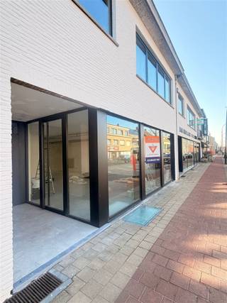 CENTRAAL GELEGEN  HANDELSPAND / KANTOREN 235M² + TERRAS 44M² OP TOPLOCATIE TE 'S-GRAVENWEZEL ( SCHILDE) Recent gemoderniseerd gebouw, zowel...