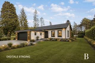 Deze te renoveren woning bevindt zich op een absolute toplocatie, op de grens van Wuustwezel, Kapellen en Brasschaat, in een rustige, autoluwe straat te midden van groen. Ondanks de serene ligging bent u in enkele minuten op de gewestweg, en via autovrije wandel- en fietspaden bereikt u vlot het centrum. Het ruime perceel van 2.514 m² biedt volop mogelijkheden voor een woning met gelijkvloerse leefruimte en drie slaapkamers.
Indeling
Bij binnenkomst via de inkomhal vindt u een gastentoilet. Rechts bevindt zich de ruime, lichte leefruimte. De gesloten keuken is volledig functioneel en grenst aan de eetkamer. Verder beschikt de woning over drie ruime slaapkamers en een centraal gelegen badkamer met ligbad en tweede toilet. De dubbele inpandige garage biedt plaats voor twee wagens of kan dienstdoen als extra bergruimte.
Tuin
De ruime, zonnige tuin biedt tal van mogelijkheden voor een eigen groene oase. Vanuit de keuken is het terras toegankelijk en achteraan vindt u een tuinhuis. De tuin is volledig omheind en aan de voorzijde voorzien van een dubbele poort. Voor het gebouw is er een oprit voor nog eens twee wagens op het afgesloten perceel.
Troeven:
*Gelijkvloerse woning
*Ruim perceel van 2.514 m²
*Veel renovatiepotentieel
*Groene, residentiële omgeving
*Dubbele inpandige garage