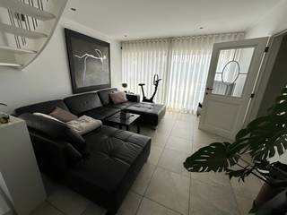 Prachtig lichtrijk duplex (triplex) appartement, groot terras en vrij uitzicht over de velden en natuur.<br />115m2 gelegen op 1ste en tweede verdieping met ruime zolder als extra.<br />3 slaapkamers, airconditioning aanwezig, badkamer met douche en ligbad en toilet, gastentoilet in inkomhal, leefruimte en terras genieten van prachtig weids uitzicht ,lage syndicuskosten, exclusief gesloten garage verplicht bij aan te kopen voor 25000€ , inclusief een prive autostaanplaats voor het gebouw. Epc B , bwjr 2005<br />