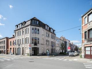 Lichtrijk duplexappartement nabij het Rozebroekenpark.<br /><br />Dit lichtrijke <strong>duplexappartement</strong> ligt op een boogscheut van het Rozebroekenpark en op wandelafstand van station Gent-Dampoort. Een ideale uitvalsbasis: minder dan tien minuten fietsen naar het centrum, en vlak bij diverse hogescholen en universiteiten.<br /><br />De unit maakt deel uit van een <strong>kleinschalige residentie</strong>, wat zorgt voor rust, een eenvoudig beheer en lage maandelijkse kosten. De mede-eigendom bestaat voornamelijk uit nieuwe eigenaars die samen bouwen aan een gelijkaardig verhaal: kleinschalig, kwalitatief en met oog voor de toekomst.<br /><br />Het appartement omvat een <strong>leefruimte met keuken</strong>, een <strong>badkamer met douche en toilet</strong>, en een <strong>aparte slaapkamer</strong> op de duplexverdieping.<br /><br /><strong>Interessante prijsklasse</strong>, en verder op te frissen of af te werken naar eigen hand. <strong>EPC-label D</strong>. Bovendien beschikt elk appartement over aparte tellers en een <strong>conforme elektriciteitskeuring</strong>.<br /><br /><strong>Een sterke opportuniteit voor ouders met studerende kinderen, investeerders of young professionals, dankzij zijn ligging, prijszetting en potentieel.</strong>