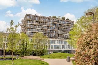 Aan het Schengenplein, in de populaire Cadixwijk op ’t Eilandje, bevindt zich dit instapklare appartement van 82 m² met twee terrassen van samen 23 m2 op de 4de verdieping van residentie Cadiz (2011).<br /><br />De ligging is een grote troef: je woont hier in een hedendaagse en vlot bereikbare buurt, op wandelafstand van het water, het MAS en tal van winkels en horecazaken. Een levendige omgeving met alles binnen handbereik, zonder in te boeten aan rust.<br /><br />Binnenin biedt het appartement een praktische en aangename indeling. De leefruimte met open keuken en centraal keukeneiland vormt het hart van de woning en sluit naadloos aan op twee terrassen, waar je de hele dag door van de zon kan genieten. Deze buitenruimtes zorgen voor een sterke meerwaarde en extra wooncomfort.<br /><br />Verder beschikt het appartement over twee volwaardige slaapkamers, een badkamer met inloopdouche, een apart toilet en een praktische berging.<br />Dankzij de bouw uit 2011 en aluminium ramen met hoogrendementsglas woon je hier energiezuinig en comfortabel (EPC-label B).<br /><br />Een ondergrondse staanplaats kan aangekocht worden voor €30.000.<br /><br />Een comfortabel appartement met veel buitenruimte op een sterke locatie, ideaal voor eigen bewoning of als investering.<br /><br />Voor meer info of een bezoek: 03 225 00 68 of laura@wellimmo.net<br /><br />Bekijk de videotour, plannen, EPC en elektrische keuring via de Wellimmo-site (documenten).