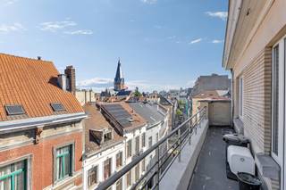 <p>In de charme-stad Brussel, bevindt zich <strong>deze instapklare penthouse</strong>. De ligging is alvast de eerste troef van het appartement. Verschillende faciliteiten bevinden zich op wandelafstand (openbaar vervoer, metro, winkels, ..). De Ninoofsesteenweg richting Dilbeek en Ninove en de R0 zijn vlot bereikbaar. Het appartement bevindt zich op <strong>de bovenste verdieping (te bereiken met lift) van een gebouw met 5 entiteiten</strong>. De Penthouse beschikt over <strong>een gezellig terras van 7m² met een mooi uitzicht.</strong> In de straat kan geparkeerd worden of een parkeerplaats gehuurd worden. Het appartement beschikt over een ruime lichtrijke woonkamer met open geïnstalleerde keuken. Van hieruit bereikt men het aangename zongerichte terras. Verder beschikt het appartement over een inkomhal, <strong>een ruime slaapkamer</strong> met badkamer (inloopdouche) en een ruime berging die momenteel als <strong>tweede slaapkamer </strong>wordt gebruikt. CV op gas (individueel) - Lage gemeenschappelijke kosten +-50 euro/maand - Aparte teller elektriciteit - Dubbele beglazing - Opkomende buurt. (Maatregelenregister en stedenbouw in aanvraag)</p>