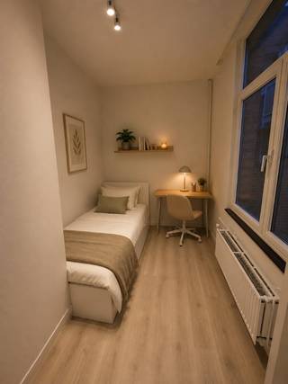 Licht en ruim duplex appartement met 3 slaapkamers met gedeelde tuin.<br /><br />Dit licht en recent gerenoveerd duplex appartement is gelegen op de eerste verdieping op loopafstand van het centrum van Turnhout.<br /><br />Via de gemeenschappelijke inkomhal bereikt u de gang die toegang geeft tot het appartement. Hier bevindt zich een eerste slaapkamer, een ruime badkamer met wastafel, toilet, douche en voorzieningen voor wasmachine, een volledig geïnstalleerde keuken (koelkast met kleine diepvriezer, oven, vaatwasser, inductie) en een ruime, lichte leefruimte met leuk zicht op een groene omgeving.<br /><br />Via de trap in de leefruimte kom je op de bovenverdieping, waar een ruime overloop toegang geeft tot twee bijkomende slaapkamers en een apart toilet.<br /><br />Via een trap in de leefruimte kan je naar de ruime tuin gaan.<br />Als extra troef beschikt het appartement over toegang tot een ruime gedeelde tuin.<br /><br />Voorschot voor water en aardgas wordt besproken.