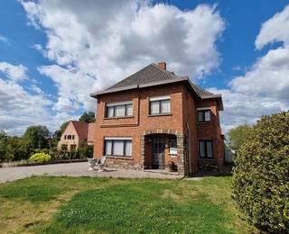 Ruime ééngezinswoning met achterliggend magazijn - momenteel schrijnwerkerij -  te koop.Deze eigendom is zeer rustig gelegen op een perceel van...