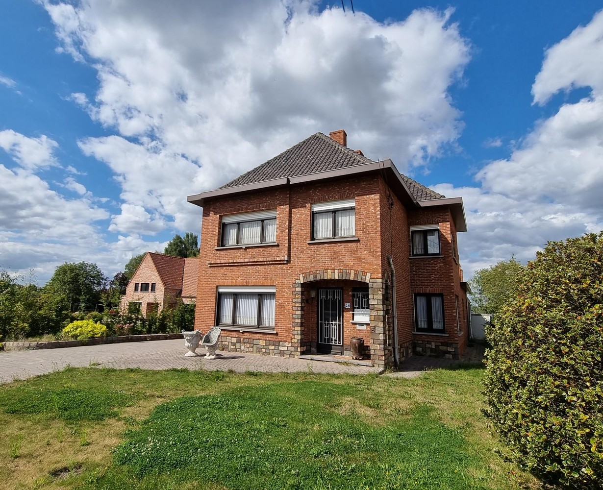 Woning met achterliggend magazijn op een totaal perceel van 19 are 58 ca. - foto 1