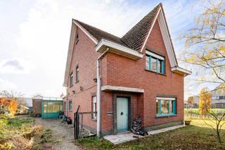 Deze zeer ruime woning van circa 274 m² groot is rustig gelegen, doch strategisch gelegen nabij alle verbindingswegen naar de omliggende gemeenten.

De woning is gelegen op een perceel van 701 m².

Vroeger was dit een woning met bakkerij (winkel) aan, daardoor is er aan ruimte geen gebrek en is er voldoende plaats voor een bijberoep, hobbyruimte, kangoeroewoning enz…

De woning heeft al redelijk wat renovatiewerken doorstaan, hier een opsomming van de belangrijkste zaken :
•	Keuken en badkamer als eens vernieuwd
•	Verwarmingsketel vernieuwd (circa 2017)
•	Al veel ramen vernieuwd
•	Veranda bij aangezet
•	Zijgevel rechts gerenoveerd en opgefrist
•	Alle platte daken al eens vernieuwd

Verder is er nog een praktische kelder van circa 10 m² en een zolder van circa 36 m².

Kortom een uniek pand dat zeker een bezoek waard is !

Voor verdere informatie kan U steeds terecht op ons kantoor. 014/82.15.15.
