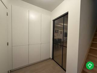 Deze woning is gelegen langs een gunstige weg zeer kortbij de kern van Sint-Eloois-Winkel.De indeling is als volgt: oprit - inkomhal - WC -...