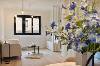 Ben je op zoek naar een instapklare woning met een uitstekende ligging en een moderne, duurzame afwerking?<br />Deze charmante woning is in het afgelopen jaar volledig gerenoveerd.<br />Elk detail werd met zorg afgewerkt, waardoor het huis instapklaar is.<br /><br />Bij het binnenkomen kom je in de inkomhal, verder de lichtrijke, open leefruimte en eetkamer.<br />Aansluitend vind je de prachtige keuken, voorzien met alle comfort en afgewerkt met hoogwaardige materialen.<br />Een aparte berging/wasplaats, een afzonderlijk toilet en toegang tot de kelder.<br /><br />Op de eerste verdieping, <strong>twee ruime slaapkamers</strong>.<br />Een stijlvolle badkamer met wastafel en een comfortabele inloopdouche.<br /><br />Via een vaste trap kom je op de zolder, die ingericht kan worden als <strong>derde slaapkamer</strong>, bureauruimte of hobbykamer.<br /><br />Verder is er een gezellige buitenruimte aanwezig.<br />CV op gas,  Houten en PVC ramen met hoog rendementsglas.<br />Bron bewoonbare oppervlakte : EPC - certificaat<br /><br />Deze woning heeft alles in huis om jouw ideale thuis te worden!<br />Neem contact met ons op voor een bezichtiging. Bel op 03/775.78.79.<br />Ben je ook van plan jouw eigendom te verkopen? Maak een afspraak voor een gratis schatting, wij maken er samen een succesverhaal van.