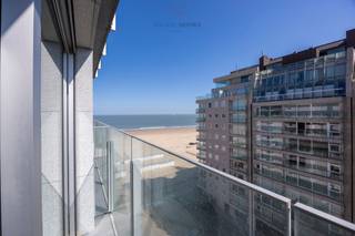 Ontdek deze recent vernieuwde en gemeubelde studio, ideaal gelegen op het geliefde Manitobaplein in Duinbergen. Dankzij het zijdelings zeezicht én het open panorama over de omliggende villa’s, geniet u hier dagelijks van een vakantiegevoel.<br />De studio werd doordacht ingericht en biedt een optimaal comfort.<br />De lichtrijke woon- en slaapruimte met balkon beschikt over een gezellige eethoek met ingebouwde opbergruimte onder de vaste zitbank. U slaapt er comfortabel in het op maat gemaakte stapelbed of op het kwalitatieve zetelbed.<br />De keuken is voorzien van een koelkast, Combi-oven, vitrokeramische kookplaat, dubbele spoelbak én voldoende kast- en werkruimte. De badkamer beschikt over een ligbad met douchescherm, wastafel en toilet.<br />De studio werd recent vernieuwd met aandacht voor praktisch gebruik en slimme opbergoplossingen, waardoor u moeiteloos met vier personen kan genieten van een aangenaam verblijf aan zee. Dit maakt het de perfecte uitvalsbasis voor uw vakanties in Knokke-Duinbergen!<br />Extra troeven:<br />Grote private kelder inbegrepen<br />Gemeenschappelijke fietsenberging<br />Mogelijkheid tot aankoop of huur van een garage in de buurt<br />Recent gerenoveerde gevel (2015) en nieuwe liften<br />Moderne, collectieve centrale verwarming op aardgas (2022)<br />Interesse? Contacteer ons vrijblijvend voor een bezoek via 050/760760. Mis deze unieke kans niet!<br />