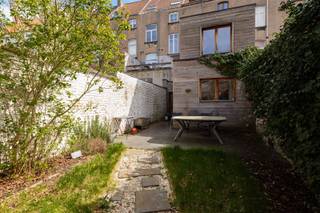 <p>Vous êtes à la recherche d'un appartement avec jardin et 2 chambres à coucher dans le centre de Gand ? Nous avons exactement ce qu'il vous faut.</p><p>L'appartement duplex est situé sur la Kasteellaan à Gand, un quartier animé et central situé à une courte distance du centre historique de la ville. Dans les environs, vous trouverez de nombreux magasins, écoles, transports publics et toutes les commodités nécessaires. En outre, vous êtes à proximité de la gare de Gand-Dampoort et vous pouvez accéder facilement aux principales voies d'accès. Grâce à cet excellent emplacement, l'appartement combine le confort d'une vie centrale avec le dynamisme de la vie urbaine - idéal pour ceux qui recherchent un environnement de vie pratique et facilement accessible.</p><p>Disposition :</p><p>Rez-de-chaussée : Vous entrez dans le hall d'entrée, qui donne accès aux toilettes séparées et à la buanderie pratique. En outre, vous entrez dans l'espace de vie lumineux avec une cuisine ouverte. Depuis l'espace de vie, vous avez un accès direct au jardin spacieux, où vous pouvez profiter de l'extérieur en toute tranquillité.<br />Au premier étage : Par l'escalier dans le hall d'entrée, vous atteignez le hall de nuit, qui mène à deux chambres à coucher et à la salle de bains.</p><p>Intéressé(e) ? N'hésitez pas à nous contacter pour plus d'informations ou pour planifier une visite.</p>