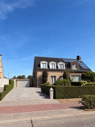 Te koop – Halfopen bebouwing met 3 slaapkamers, 2 badkamers en ruime garage in Steendorp
Deze ruime halfopen bebouwing is gelegen aan de Kapelstraat in Steendorp en staat op een perceel van ongeveer 535 m². De woning beschikt over een totale bewoonbare oppervlakte van circa 198 m², verdeeld over een gelijkvloerse verdieping van ongeveer 120 m² en een eerste verdieping van ongeveer 78 m². Daarnaast zijn er nog een zolder, een overdekt terras en een ruime garage aanwezig.
Op het gelijkvloers bevinden zich de leefruimtes van de woning, aangevuld met verschillende praktische voorzieningen. De woning beschikt in totaal over 3 slaapkamers en 2 badkamers. In 2013 werd de woning gedeeltelijk verbouwd.
Een opvallend onderdeel van de woning is de ruime garage van ongeveer 67 m². Deze biedt veel plaats en beschikt bovendien over een extra keuken. De garage vormt hierdoor een bijkomende, praktische ruimte bij het geheel van de woning.
Aan de voorzijde beschikt het perceel over een ruime oprit en voortuin. Achteraan bevindt zich een tuin die aansluit op de woning en het overdekte terras. De totale perceeloppervlakte bedraagt ongeveer 535 m².
Bovenop de twee woonverdiepingen beschikt de woning over een zolderruimte, die bijkomende bergruimte biedt. Het overdekte terras vormt een extra buitenruimte die aansluit op de woning en de tuin.
Kenmerken:
- Halfopen bebouwing
- Perceeloppervlakte: ±535 m²
- Totale bewoonbare oppervlakte: ±198 m²
- Gelijkvloers: ±120 m²
- Eerste verdieping: ±78 m²
- 3 slaapkamers
- 2 badkamers
- Zolderruimte
- Overdekt terras
- Garage: ±67 m²
- Extra keuken in de garage
- Ruime oprit en voortuin
- Tuin
- Gedeeltelijk verbouwd in 2015
- Gelegen aan de Kapelstraat in Steendorp