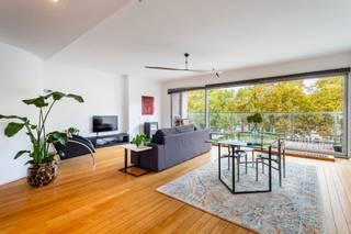 Deze catchy penthouse bevindt zich op de derde verdieping van een kleinschalige residentie in de geliefde woonwijk Pulhof.Deze gezellige woonwijk...