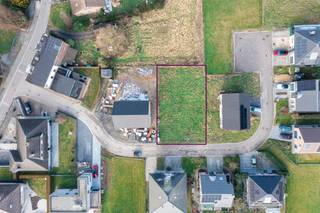 <p>Gelegen in een doodlopende straat, doch centraal.<br /><br />Bouwmogelijkheden: <br />Bouwdiepte : maximum 12m<br />Bouwbreedte: maximaal 11m<br />Bouwdiepte verdieping idem als op het gelijkvloers niveau<br />Twee volwaardige bouwlagen<br />Dakhelling vrij te kiezen. <br />Maximale kroonlijsthoogte 6m50 indien plat dak, maximum 4m50 indien hellend dak. <br /><br />Stedenbouwkundige voorschriften en plan te raadplegen onder "documenten". <br /><br />Geen vergunning uitgereikt - Woongebied - Geen rechterlijke herstel- of burgerlijke maatregel opgelegd - Geen voorkooprecht ruimtelijke ordening aanwezig - verkavelingsvergunning.</p>