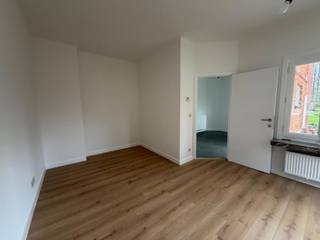 Dit gezellige appartement werd helemaal gerenoveerd. De indeling gaat als volgt: inkomhal, vervolgens de leefruimte met veel lichtinval,...