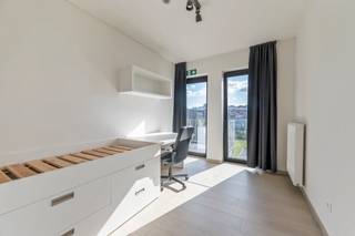 <p>Op zoek naar een slimme investering? Deze instapklare studentenkamer in de populaire Doornstraat in Wilrijk combineert comfort, locatie en rendement.</p>

<p>Gelegen op wandelafstand van de Universiteit Antwerpen (Campus Drie Eiken) en diverse ziekenhuizen, is dit een gegeerde plek bij studenten en jonge professionals.</p>

<p>De kamer bevindt zich op de tweede verdieping en beschikt over een private inkomhal met ingemaakte kasten, een moderne badkamer met inloopdouche en een lichtrijke slaapkamer met eigen terras – ideaal voor rustig studeren of ontspannen.</p>

<p>Op het gelijkvloers vind je een goed uitgeruste, gemeenschappelijke keuken, een aangename tuin én een afgesloten fietsenstalling.</p>

<p>Een zorgeloze investering met een sterke huurmarkt en uitstekende ligging. Klaar om te kopen – of te verhuren!</p>