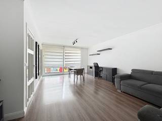 <p>Vous recherchez un appartement spacieux et lumineux bénéficiant d'un excellent emplacement ? Alors cet appartement partiellement rénové de 74 m², situé Square Pierre Hauwaerts 26 à Evere, est fait pour vous.<span></span></p>
<p>Situé au 2ᵉ étage d'une résidence bien entretenue avec ascenseur, il bénéficie d'un environnement calme dans une rue en cul-de-sac, idéale pour les familles ou toute personne recherchant la tranquillité, tout en restant à proximité de toutes les commodités.</p>
<p>Le séjour, baigné de lumière naturelle, s'ouvre sur une terrasse à l'avant. À l'arrière, un balcon vous permet de profiter d'un agréable espace extérieur en toute quiétude. Les résidents bénéficient également d'un jardin commun, un véritable atout pour profiter d'un espace vert en toute convivialité.</p>
<p>Une cave privative offre un espace de rangement supplémentaire. Bien qu'il ne dispose pas d'un emplacement de parking privé, le stationnement est aisé dans la rue.</p>
<p>L'emplacement constitue un véritable atout. Vous trouverez à quelques pas le Colruyt, les commerces de la Chaussée de Haecht, des écoles, les transports en commun ainsi que toutes les commodités du quotidien. De plus, le centre de Bruxelles et les principaux axes routiers sont facilement accessibles.</p>
<h3>Les atouts</h3>
<p>✔ 2ᵉ étage avec ascenseur<br />✔ Terrasse à l'avant et balcon à l'arrière<br />✔ Rue calme, en cul-de-sac et adaptée aux familles<br />✔ Jardin commun<br />✔ Cave privative<br />✔ Stationnement facile dans la rue<br />✔ À proximité des commerces, des écoles et des transports en commun</p>
<p>Vous recherchez un appartement confortable offrant un beau potentiel dans un quartier calme et central d'Evere ?</p>
<p>Contactez-nous dès aujourd'hui pour organiser une visite et découvrir tout le potentiel de ce bel appartement.</p>