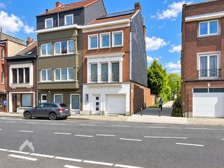 <p>Centraal gelegen halfopen bebouwing op wandelafstand van allerlei faciliteiten bestaande uit een inkomhal met gastentoilet, garage met sectionale poort, gezellige leefruimte met eet-en zithoek, uitgeruste keuken en een zon georiënteerde tuin met terras en uitweg op naastliggend wandel/fietspaadje.</p>
<p>Op het eerste verdiep zijn 2 slaapkamers waarvan één met ensuite badkamer (ligbad met douche mogelijkheid, lavabomeubel en toilet) en een nachthal met vaste trap naar de 2<sup>de</sup> verdieping die ingericht is met een 3<sup>de</sup> slaapkamers, 2<sup>de</sup> badkamer (douche, lavabomeubel, toilet en sauna) en een ruime zolder die kan afgewerkt worden tot 4<sup>de</sup> slaapkamer of hobbyruimte.</p>
<p>Extra troeven:</p>
<ul>
<li>Geen renovatieplicht</li>
<li>Voorzien van zonnepanelen</li>
<li>Bewoonbare oppervlakte van 210m²</li>
<li>Grote droge kelder</li>
<li>Uitweg via de tuin</li>
<li>Sauna</li>
<li>Op een boogscheut van scholen, winkels, openbaar vervoer en het centrum</li>
<li>Parkeergelegenheid rond de woning</li>
</ul>
<p>Deze woning is te koop ZONDER makelaar via het concept van Smart Houses! Wenst u verdere inlichtingen of bezoek? Contacteer rechtstreeks de eigenaar via 0473/82.18.67</p>