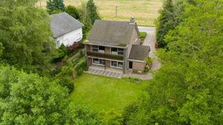 Ben je op zoek naar een ruime woning met karakter op een royaal perceel in een groene omgeving? Dan is deze open bebouwing met een perceel van 1886...