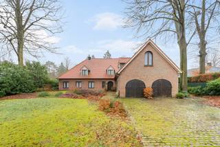 Dans l'une des allées les plus résidentielles et prestigieuses de Schilde, se trouve ce terrain exceptionnel d'environ 2 100 m² avec une villa entièrement à démolir.<br /><br />Le terrain a une largeur de rue d'environ 30 mètres et une profondeur d'environ 70 mètres, offrant une proportion largeur-profondeur pour la réalisation d'une villa neuve spacieuse et contemporaine. Grâce aux belles proportions du terrain et à la distance par rapport à la rue (environ 23 mètres), on bénéficie ici d'une intimité optimale et d'une implantation imposante.<br /><br />La maison existante (construite en 1969) doit être entièrement démolie.<br /><br />L'orientation du jardin permet d'orienter les espaces de vie de manière optimale vers le soleil et la lumière grâce à une conception architecturale réfléchie, tout en préservant une expérience maximale du jardin.<br /><br />Détails :<br />- Emplacement idéal près du centre du village<br />- Superficie du terrain d'environ 2 100 m²<br />- Largeur de rue d'environ 30 mètres<br />- Profondeur d'environ 70 mètres<br />- Possibilités d'implantation imposantes<br />- Parfait pour la réalisation d'une villa neuve exclusive<br />- Environnement verdoyant et résidentiel<br />- Accès facile vers Anvers (environ 8 km)<br /><br />Une opportunité rare pour ceux qui souhaitent réaliser leur villa de rêve dans un emplacement de premier choix à Schilde.