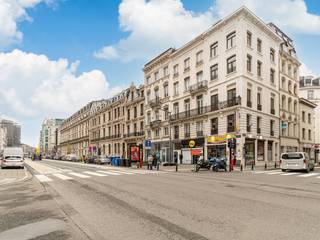 OPEN HOUSE on Tuesday 15/09 from 6pm with online registration via www.solvas-vastgoed.be<br /><br />Are you looking for a ready-to-move-in apartment in the bustling center of Brussels? Then seize this opportunity! Come and experience the unique atmosphere of this completely renovated and luxuriously furnished apartment (63m²) with two bedrooms, located on the third floor of a beautiful mansion.<br /><br />What makes this apartment so special?<br /><br />Light and spacious: High windows and ceilings provide an abundance of natural light and a sense of space.<br />Modern furnishings: Enjoy a stylish living space, a fully equipped kitchen with all appliances (including a dishwasher), two bedrooms, and a modern bathroom with a bathtub and shower.<br />Prime location: Located just steps away from Brouckèreplein, with all amenities within reach: schools, restaurants, shops, and excellent public transportation (bus, tram, train, and metro).<br />Extra comfort: An elevator in the building provides easy access to the third floor.<br /><br />This is a unique opportunity to live in a beautiful apartment in a prime location in Brussels.