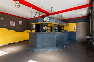 <p>Situé sur la place Sint-Franciscusplein à Merksem, où se tient depuis de nombreuses années un marché hebdomadaire animé, ce bien commercial bénéficie d’un emplacement de choix. Grâce à son passage fréquent, sa proximité avec la Bredabaan, des parcs verdoyants et des grands axes routiers, cet emplacement constitue un cadre idéal pour votre projet professionnel.</p>
<p>Souhaitez-vous redonner vie au café « De Lobby », ou préférez-vous développer un tout autre concept, comme une brasserie, une sandwicherie, un espace événementiel ou un salon de coiffure ? Avec une superficie généreuse de 238 m² et une disposition polyvalente, ce bien offre de nombreuses possibilités.</p>
<p>L’espace commercial de 48 m² conserve encore une atmosphère authentique de café, avec un comptoir en briques comme élément central. Le rez-de-chaussée est également équipé de toilettes séparées pour dames et messieurs. Au premier étage, vous accédez à la partie habitation, comprenant un séjour lumineux avec cuisine ouverte. Cet étage dispose également d’une chambre (12 m²) et d’une salle de bains. Enfin, le dernier étage offre quatre chambres mansardées spacieuses, apportant un potentiel supplémentaire.</p>
<p>En résumé, avec les travaux de rénovation nécessaires et une bonne vision, ce bien peut être transformé en une activité commerciale moderne et prospère. Saisirez-vous cette opportunité ?</p>
<p>Données techniques : Présence d’une cave. Chauffage central au gaz avec chaudière à condensation. Double vitrage en PVC et simple vitrage en bois.</p>
<p>Renseignements urbanistiques et certificat de sol en cours de demande. Bien déclaré sûr en matière d’amiante (mais possiblement non exempt d’amiante). Le bien n’est pas situé dans une zone à risque d’inondation (score P et G : B). Aucune obligation de rénovation.</p>