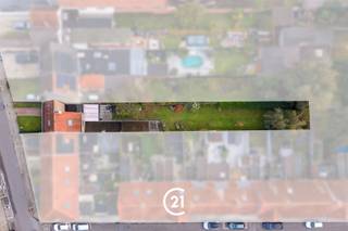 <p>Bent u op zoek naar een instapklare woning met 3 slaapkamers, een ruime tuin, een oprit en een garage in Wondelgem? Dan hebben wij precies wat u zoekt!</p><p>De woning is gelegen in de Molenstraat in Wondelgem, een aangename woonomgeving met een vlotte verbinding naar het centrum van Gent. In de nabije omgeving vindt u diverse winkels, supermarkten, scholen en horecazaken, evenals alle nodige voorzieningen voor het dagelijkse leven. Ook het openbaar vervoer is vlot bereikbaar, met tramverbindingen richting het centrum van Gent. Dankzij de nabijheid van de R4 bereikt u bovendien gemakkelijk de belangrijkste invalswegen en omliggende gemeenten. Zo combineert deze ligging het comfort van wonen in een aangename buurt met een vlotte bereikbaarheid en de nabijheid van het bruisende stadsleven.</p><p>Indeling:<br />Gelijkvloers:<br />Bij binnenkomst komt u terecht in de inkomhal, die toegang biedt tot de lichtrijke leefruimte. Vanuit de leefruimte bereikt u zowel de veranda als de keuken. Aansluitend op de keuken bevindt zich het gastentoilet. De veranda biedt een mooi zicht op de ruime tuin en geeft toegang tot de garage. In de tuin vindt u bovendien verschillende bijgebouwen, waaronder bergruimtes en een gezellige bar.<br />1ste verdieping:<br />Via de trap in de leefruimte bereikt u de nachthal, die toegang biedt tot twee slaapkamers. Eén van deze slaapkamers beschikt over een ensuite badkamer.<br />2de verdieping:<br />Op de tweede verdieping bevindt zich een ruime hal die perfect kan worden ingericht als bureauruimte. Van hieruit bereikt u de derde slaapkamer en een tweede badkamer.</p><p>Extra troeven<br />De woning is volledig instapklaar en ook de bovenste verdiepingen werden gerenoveerd. Met drie slaapkamers, twee badkamers, een ruime tuin, een oprit en een garage biedt deze woning heel wat comfort en praktische mogelijkheden.</p><p>Interesse? Contacteer ons gerust voor meer informatie of om een bezoek in te plannen.</p>