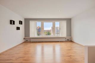 <p><span>Instapklaar appartement met terras en groen uitzicht in Wijnegem.</span></p><p><span> </span></p><p><span>In de rustige Vuurkruisenlaan te Wijnegem bevindt zich dit instapklare appartement op de tweede verdieping. De aangename lichtinval, ruime leefruimte en het groene uitzicht maken dit een fijne plek om thuis te komen.</span></p><p><span> </span></p><p><span>De leefruimte biedt volop plaats voor een gezellige zithoek en een volwaardige eethoek. Dankzij de mooie lichtinval voelt de ruimte open en uitnodigend aan. Het terras vormt een aangename aanvulling: ideaal om rustig te ontbijten, een boek te lezen of na een drukke dag te genieten van het groene uitzicht.</span></p><p><span>Verder beschikt het appartement over een ruime slaapkamer met een aanpalende berging. Die biedt praktische opbergruimte en helpt om het appartement netjes en overzichtelijk te houden.</span></p><p><span>Ook de ligging is een troef. Hier woon je in een rustige straat in Wijnegem, met een aangenaam gevoel van ruimte en groen. Een aantrekkelijke woonomgeving voor wie graag tot rust komt in en rond zijn eigen thuis.</span></p><p><span> </span></p><p><span>Troeven</span></p><p><span>- Instapklaar appartement op de tweede verdieping</span></p><p><span>- Ruime leefruimte met veel lichtinval</span></p><p><span>- Ruime slaapkamer </span></p><p><span>- Aangenaam terras met groen uitzicht</span></p><p><span>- Rustige ligging in Wijnegem</span></p><p><span> </span></p><p><span>Interesse? Neem contact met ons op en ontdek dit appartement tijdens een bezoek!</span></p>