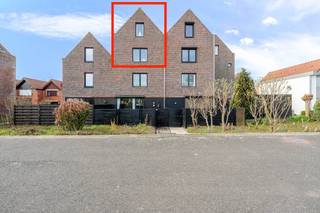 Te renoveren duplex appartement te koop met één slaapkamer en slaaphoek gelegen op de tweede en derde verdieping van de Residentie Nieuweryde, Albert I Laan 70D. Dit appartement is rustig doch centraal gelegen vlakbij het Maritiem park en de Havengeul.Indeling gelijkvloers:- inkomhall met vestiairekast- gezellige woonkamer (19m²) met zicht op het Maritiem park- gerenoveerde keuken (4m²) voorzien van oven, vaatwas, koelkast met diepvriesvakje, keramische kookplaat en dampkap- apart toiletIndeling eerste verdieping:- nachthall- slaapkamer 1 (12m²)- binnenkamer (4m²)- badkamer (3m²) met bad, lavabo, handdoekradiator en aansluiting voor wasmachineInclusief twee privatieve bergingen.Mogelijkheid tot bijaankopen van een staanplaats.Troeven:- rustig gelegen doch op wandelafstand van de winkels- prachtig zicht op het Maritiem park- lage syndicuskosten (geen lift)- ook geschikt als investeringBen je op zoek naar een instapklaar appartement met één slaapkamer te Nieuwpoort? Aarzel niet om een afspraak te maken!Dit pand is onderworpen aan de renovatieverplichting van de Vlaamse overheid voor residentiële gebouwen (behoudens bij sloop binnen 5 jaar na de aankoop). Consulteer voor meer informatie de website van het Vlaams Energie- en Klimaatagentschap via https://www.vlaanderen.be/een-woning-kopen/renovatieverplichting-voor-residentiele-gebouwenBestuursmaatregelen in het maatregelenregister: nee