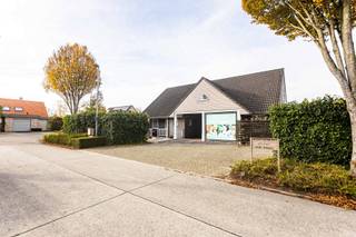 <h3>Te koop: Ruime gezinswoning met praktijkruimte in rustige, kindvriendelijke wijk</h3>
<p>Ontdek deze charmante woning, ideaal gelegen in een <strong>rustige, residentiële buurt</strong> in een <strong>doodlopende straat</strong> — perfect voor gezinnen die houden van <strong>kindvriendelijkheid en privacy</strong>.</p>
<p>Op het <strong>gelijkvloers</strong> word je verwelkomd in een <strong>ruime, lichtrijke living</strong> met prachtig uitzicht op de <strong>mooi aangelegde feng shui-tuin</strong> — een oase van rust en harmonie. De <strong>gezellige keuken</strong> sluit naadloos aan op de <strong>bijkeuken</strong>, voorzien van <strong>koude berging</strong>, <strong>aansluiting voor wasmachine en droogkast</strong> en <strong>handige inbouwkasten</strong> voor extra opbergruimte.</p>
<p>Vanuit de bijkeuken bereik je de <strong>praktijkruimte</strong>, uitgerust met <strong>toilet</strong>, <strong>doucheruimte</strong> en <strong>ruime inkomhal</strong>. Deze polyvalente ruimte heeft ook een <strong>aparte ingang aan de zijkant van de woning</strong>, wat ze ideaal maakt voor een <strong>vrij beroep, kantoor aan huis of gastenverblijf</strong>. De <strong>op maat gemaakte inbouwkasten</strong> zorgen voor een verzorgde, professionele uitstraling.</p>
<p>Op de <strong>eerste verdieping</strong> vind je <strong>drie slaapkamers</strong>, een <strong>apart toilet</strong> en een <strong>badkamer</strong> met <strong>ligbad, douche en dubbele lavabo</strong>. De <strong>masterbedroom</strong> beschikt bovendien over een <strong>praktische dressing</strong> en geeft toegang tot een <strong>afgesloten kantoorruimte</strong> met <strong>keuken en toilet</strong> – een perfecte plek voor wie thuis werkt of vergaderruimte nodig heeft. Ook deze verdieping is bereikbaar via een <strong>aparte inkom aan de zijkant van de woning</strong>.</p>
<p>Buiten geniet je van <strong>alle rust in een groene omgeving</strong>, met een tuin die uitnodigt tot ontspanning.</p>
<p>Dankzij de slimme indeling en meerdere toegangen is deze woning ook <strong>uitstekend geschikt als kangoeroewoning</strong>.</p>
<p>Kortom: een <strong>instapklare, veelzijdige woning</strong> die comfort, functionaliteit en rust op een unieke manier combineert.<br /><br />Deze woning biedt het beste van twee werelden: wonen in alle rust én werken aan huis.<br />Mis deze unieke kans niet en neem vandaag nog contact op met Ruben op het nummer 0479/ 03 90 17 of via e-mail ruben@cornelis-partners.be</p>