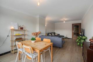 <p>Dit instapklare appartement met 2 slaapkamers geniet van een uitstekende ligging in Kessel-Lo, vlak bij het centrum en station van Leuven. Het appartement bevindt zich op de tweede verdieping van een kleinschalig gebouw en is een interessante keuze voor wie centraal wil wonen met alle dagelijkse voorzieningen binnen handbereik.</p><p>Bij het binnenkomen ontdek je een praktische indeling met aangename en goed bruikbare ruimtes. Aan de voorzijde van het gebouw bevindt zich de gezellige en ruime woonkamer, waar voldoende plaats is voor zowel een comfortabele zithoek als een eetruimte. Naast de woonkamer bevindt zich een eerste slaapkamer.</p><p>Aan de achterzijde ligt de tweede ruime slaapkamer. Ook de keuken bevindt zich hier en geeft rechtstreeks toegang tot het aansluitende terras. Dit zorgt voor een fijne buitenruimte waar je even tot rust kan komen.</p><p>Op het gelijkvloers beschikt het appartement over een extra privatieve berging, ideaal voor het opbergen van fietsen, voorraad of andere spullen.</p><p>De ligging vormt zonder twijfel een belangrijke troef. Vanuit Kessel-Lo bereik je zowel het centrum van Leuven als het station bijzonder vlot. Winkels, restaurants, cafés en openbaar vervoer bevinden zich in de nabije omgeving, waardoor je hier comfortabel en centraal kan wonen.</p><p>Heb je interesse en wil je als eerste de kans grijpen om dit appartement te ontdekken? We trappen de verkoop af met een exclusieve Avant-Première op woensdag 23 september. Plan jouw bezoek via de paarse knop ‘Afspraak maken’. De biedingstermijn sluit op vrijdag 25 september om 21.00 uur. Het Avant-Première-reglement kan je terugvinden onder downloads.</p>