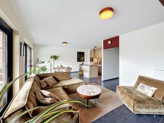 <p>Hartelijk welkom in Bree! Het romantische stadscentrum met haar historische gebouwen bruist van het leven. Je vindt er een kwaliteitsvol winkelaanbod, leuke terrasjes en brasserieën maar ook bekende winkelketens, vele supermarkten en een groot sport- en vrijetijdsaanbod.<br /><br />Dit ruim appartement is gelegen in het centrum van Bree. Het appartement beschikt over een ruime woonkamer met aanliggend de keuken. Verder beschikt u nog over 2 ruime slaapkamers en een badkamer. Ook is er nog berging en een ondergrondse autostandplaats. Het appartement beschikt over 2 terrassen.</p>
<p><strong><u>Troeven</u></strong></p>
<ul><li>Indeling: veel mogelijkheden vanwege de ruime woonkamer en 2 slaapkamers.</li><li>Terras: terras aan voor- en achterzijde.</li><li>Ligging: in het centrum van Bree.</li><li>Parking: u kunt gebruik maken van de ruime ondergrondse parking die bij het appartement hoort.</li></ul>
Gemeenschappelijke kosten: €60,-/maand.<br />BESCHIKBAAR 01 NOVEMBER 2026
<p>Altijd al in Bree willen (blijven) wonen? Vraag je bezichtiging aan via ERA IMPACT. Jessica helpt je graag verder.</p>