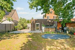 Instapklare alleenstaande woning op ruim perceel van 1.082 m² in Beveren-Leie!Bent u op zoek naar een instapklare alleenstaande woning waar rust, ruimte en energiezuinig wonen centraal staan? Dan is deze eigendom in een rustige straat in Beveren-Leie absoluut het ontdekken waard. De woning heeft lichtrijke leefruimte, volledig ingerichte keuken, drie volwaardige slaapkamers, dressing en badkamer. Er is tevens een praktijkruimte voorzien vooraan (nu schoonheidssalon). Ook op energetisch vlak heeft deze woning heel wat te bieden. Zo werd er geïnvesteerd in hoogrendementsglas met PVC-schrijnwerk, dakisolatie en zonnepanelen.Een bijzondere troef is zonder twijfel de ruime buitenomgeving. Het perceel van 1.082 m² biedt tal van mogelijkheden. Bovendien zijn er stallen aanwezig, waardoor deze eigendom extra interessant is voor paardenliefhebbers of wie op zoek is naar ruimte voor het houden van dieren.TROEVEN:- rustig gelegen, doch dichtbij invalswegen- energiezuinige woning- hoogrendementsglas met PVC-schrijnwerk- geïsoleerd dak- zonnepanelen aanwezig - stallen aanwezig, interessant voor paardenliefhebbersMeer info of een bezoek: charlotte@immobeguin.be