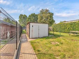 <p>Op een uitstekende locatie in Petegem-aan-de-Leie, vlak bij het centrum van Deinze, bevindt zich deze gerenoveerde en instapklare stadswoning. </p><p>De straat werd recent fietsvriendelijk heraangelegd en achteraan biedt een autoluwe dienstweg toegang tot twee private parkeerplaatsen op eigen terrein.</p><p></p><p>De ligging is een absolute troef. Scholen bevinden zich in de onmiddellijke omgeving, het Stadsbos ligt op slechts 3 minuten fietsen, het station op 5 minuten en de E17 bereikt u op amper 2,5 km.</p><p></p><p>Met een bewoonbare oppervlakte van 147 m² op een perceel van 450 m² biedt deze woning alle ruimte voor het hele gezin. </p><p>Via de inkomhal met gastentoilet komt u in de lichtrijke leefruimte met open keuken. </p><p>De recente aanbouw en grote raampartijen zorgen voor een aangenaam ruimtegevoel en een mooi zicht op de tuin. </p><p>Op het gelijkvloers bevinden zich eveneens een praktische berging en een eerste slaapkamer.</p><p></p><p>De eerste verdieping omvat een tweede slaapkamer, een badkamer met inloopdouche en een apart toilet. </p><p>Op de tweede verdieping vindt u een derde slaapkamer of polyvalente hobby- of bureauruimte.</p><p></p><p>De ruime tuin en de twee private parkeerplaatsen achteraan maken het geheel compleet. </p><p>Een ideale woning voor wie op zoek is naar hedendaags wooncomfort, veel lichtinval en een centrale ligging met een uitstekende bereikbaarheid.</p>