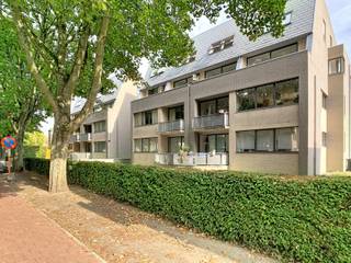 <p>Dit ruime en instapklare duplexappartement bevindt zich aan de stadsrand van Mechelen en combineert een aangename woonruimte met een praktische indeling en heel wat comfort. Met twee ruime slaapkamers, een royale leefruimte, een groot terras en een bijzonder ruime badkamer is dit appartement ideaal voor wie op zoek is naar een comfortabele en goed gelegen thuis.</p><p>De gemeenschappelijke inkom bevindt zich aan de achterzijde van het gebouw. Via de trap bereik je de privatieve inkom van het duplexappartement. Op de eerste verdieping kom je binnen in de ruime leefruimte, die dankzij de royale oppervlakte heel wat mogelijkheden biedt voor het creëren van een gezellige zithoek en een aangename eetruimte. Aansluitend bevindt zich de keuken, die voorzien is van een bijhorende berging. Deze praktische ruimte kan perfect dienstdoen als wasplaats, voorraadberging of extra opbergruimte. Verder beschikt de leefverdieping over een afzonderlijk toilet en een ingebouwde vestiaire, wat zorgt voor extra comfort en opbergruimte in het dagelijkse leven.</p><p>Een absolute troef is het ruime terras waar je heerlijk kan genieten van de buitenlucht. Het terras vormt een aangename verlenging van de leefruimte en biedt plaats voor een gezellige zithoek of een tafel met stoelen.</p><p>Via de binnentrap bereik je de bovenverdieping. De nachthal geeft toegang tot twee ruime slaapkamers, waardoor er voldoende plaats is voor een comfortabele slaapkamer, kinderkamer, bureau of dressing. De grote badkamer is bijzonder ruim en uitgerust met zowel een ligbad als een aparte douchecel. Daarnaast beschikt de badkamer over een dubbele wastafel met meubel, wat zorgt voor extra gebruiksgemak. Op deze verdieping is er eveneens een afzonderlijk toilet aanwezig.</p><p>Naast de privatieve ruimtes kan je als bewoner ook gebruikmaken van de gemeenschappelijke fietsenberging, ideaal voor het veilig stallen van fietsen.</p><p>Het appartement is beschikbaar vanaf 1 december 2026. De maandelijkse huurprijs bedraagt €975. Daarnaast is er een maandelijkse gemeenschappelijke kost van €35. Voor water en verwarming wordt een maandelijkse provisie van €150 aangerekend. Het elektriciteitsverbruik is individueel en wordt rechtstreeks door de huurder verbruikt en betaald.</p><p>Ben je op zoek naar een ruim en instapklaar duplexappartement met twee slaapkamers, een groot terras en een bijzonder ruime badkamer aan de stadsrand van Mechelen? Plan dan snel je bezoek in en ontdek zelf wat dit appartement te bieden heeft via www.living-stone.be!</p>