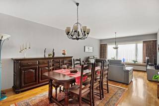 <p>In de Steynstraat in Hoboken, in een kleinschalig en goed onderhouden gebouw, vinden we dit aangename appartement op de tweede verdieping met 2 slaapkamers, terrasje en garagebox achteraan. Dankzij de lage maandelijkse kosten en praktische indeling is dit de ideale woonst voor wie op zoek is naar comfort en rust op een gunstige locatie.</p>
<p></p>
<p>De lichtrijke leefruimte sluit mooi aan bij de volledig geïnstalleerde keuken, die extra bergruimte biedt via een handige aansluitende berging. Verder beschikt het appartement over twee volwaardige slaapkamers en een badkamer met ligbad en lavabo.</p>
<p></p>
<p>Buiten geniet je van een gezellig terrasje, perfect om even te ontspannen. De garagebox achteraan het gebouw zorgt voor extra comfort en veiligheid.</p>
<p></p>
<p>Troeven:</p>
<p></p>
<p>+ Kleinschalig gebouw met lage gemeenschappelijke kosten</p>
<p>+ twee ruime slaapkamers</p>
<p>+ Geïnstalleerde keuken met berging</p>
<p>+ Terras en garagebox inbegrepen</p>
<p>+ Rustige ligging met vlotte bereikbaarheid</p>
<p></p>
<p>Een instapklaar appartement waar comfort en praktisch wonen hand in hand gaan.</p>
<p>Interesse? Maak snel een afspraak via info@jamar.immo of 03 435 31 33.</p>