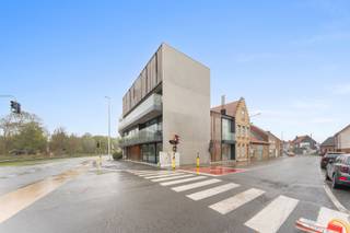 Dit appartement maakt deel uit van Residentie De Maalderij gelegen langs de Vaartstraat in Veurne. Indeling: Je komt binnen via de inkomhal, waar...